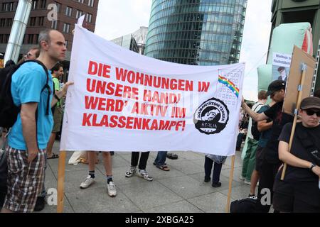 Menschen nehmen der Demonstration Mietenwahnsinn gegen exzessive Steigerung der Mietpreisen, gegen Spekulation und Verdrängung a Berlino AM 1. Juni 2024. Dimostrazione Mietenwahnsinn *** le persone prendono parte alla dimostrazione Mietenwahnsinn contro gli aumenti eccessivi degli affitti, la speculazione e lo sfollamento a Berlino il 1 giugno 2024 dimostrazione Mietenwahnsinn Foto Stock