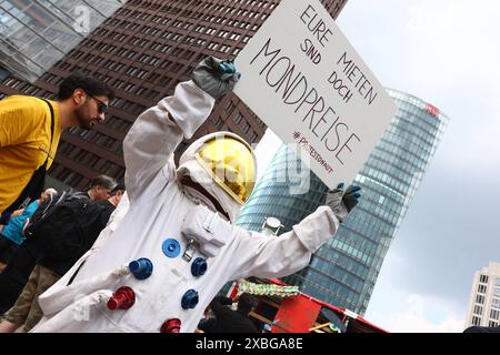 Menschen nehmen der Demonstration Mietenwahnsinn gegen exzessive Steigerung der Mietpreisen, gegen Spekulation und Verdrängung a Berlino AM 1. Juni 2024. Dimostrazione Mietenwahnsinn *** le persone prendono parte alla dimostrazione Mietenwahnsinn contro gli aumenti eccessivi degli affitti, la speculazione e lo sfollamento a Berlino il 1 giugno 2024 dimostrazione Mietenwahnsinn Foto Stock