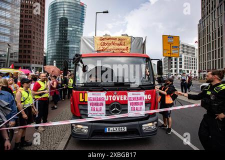 Menschen nehmen der Demonstration Mietenwahnsinn gegen exzessive Steigerung der Mietpreisen, gegen Spekulation und Verdrängung a Berlino AM 1. Juni 2024. Dimostrazione Mietenwahnsinn *** le persone prendono parte alla dimostrazione Mietenwahnsinn contro gli aumenti eccessivi degli affitti, la speculazione e lo sfollamento a Berlino il 1 giugno 2024 dimostrazione Mietenwahnsinn Foto Stock