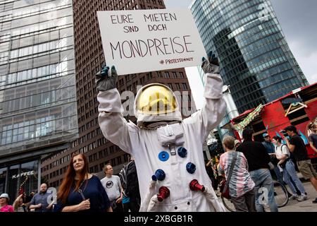 Menschen nehmen der Demonstration Mietenwahnsinn gegen exzessive Steigerung der Mietpreisen, gegen Spekulation und Verdrängung a Berlino AM 1. Juni 2024. Dimostrazione Mietenwahnsinn *** le persone prendono parte alla dimostrazione Mietenwahnsinn contro gli aumenti eccessivi degli affitti, la speculazione e lo sfollamento a Berlino il 1 giugno 2024 dimostrazione Mietenwahnsinn Foto Stock