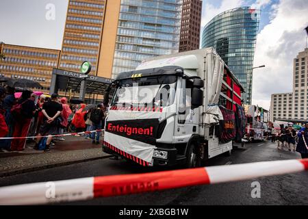 Menschen nehmen der Demonstration Mietenwahnsinn gegen exzessive Steigerung der Mietpreisen, gegen Spekulation und Verdrängung a Berlino AM 1. Juni 2024. Dimostrazione Mietenwahnsinn *** le persone prendono parte alla dimostrazione Mietenwahnsinn contro gli aumenti eccessivi degli affitti, la speculazione e lo sfollamento a Berlino il 1 giugno 2024 dimostrazione Mietenwahnsinn Foto Stock