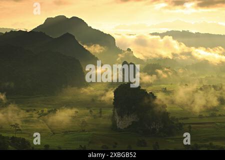 Splendido scenario all'alba del Parco forestale di Phu Langka nella provincia di Phayao, Thailandia Foto Stock