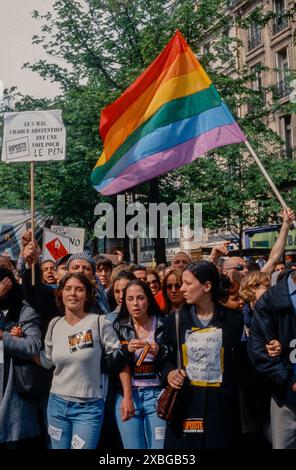 Parigi, Francia, gruppo giovani, attivisti LGBTQI+, Organizzazione, marciare con la bandiera Gay, Anti-estrema destra, slogan, N.G.O. Foto Stock