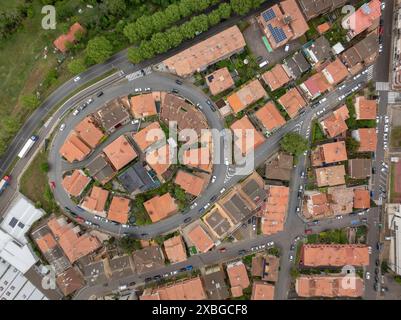 Veduta aerea della città di Berga in una mattinata nuvolosa (Berguedà, Barcellona, ​​Catalonia, Spagna) ESP: Vista aérea de la ciudad de Berga en una mañana Foto Stock