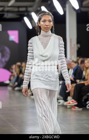 Londra, Regno Unito. 12 giugno 2024. GFW International Catwalk Graduate Fashion Week presso la Old Truman Brewery di Londra, Regno Unito credito: Richard Lincoln/Alamy Live News Foto Stock