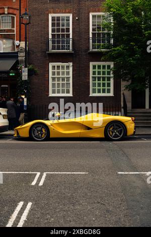 Ferrari LaFerrari per le strade di Londra Foto Stock