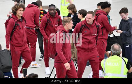 Stoccarda, Germania. 12 giugno 2024. Calcio: Campionato europeo, gruppo D, Belgio, arrivo in aeroporto: I giocatori belgi lasciano l'aereo. Crediti: Bernd Weißbrod/dpa/Alamy Live News Foto Stock