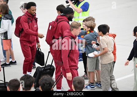 Stoccarda, Germania. 12 giugno 2024. Calcio: Campionato europeo, gruppo D, Belgio, arrivo in aeroporto: I giocatori del Belgio firmano autografi quando lasciano l'aereo. Crediti: Bernd Weißbrod/dpa/Alamy Live News Foto Stock