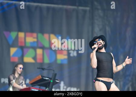 La parata del Rainbow Pride, come parte del festival del Vienna Pride a Vienna, in Austria, l'8 giugno 2024. Conchita Wurst - 20240608 PD8108 Foto Stock