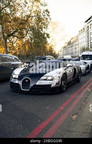 Bugatti Veyron Grand Sport Vitesse in carbonio viola e cromato a Londra Foto Stock