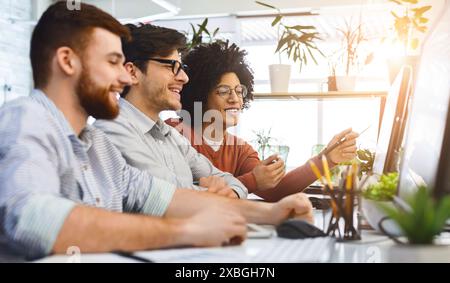 I programmatori cooperanti a esso azienda nello sviluppo delle applicazioni Foto Stock