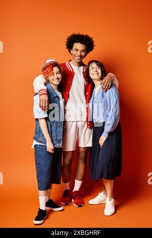 Gli amici multiculturali, inclusa la persona non binaria, si uniscono in un elegante ambiente da studio. Foto Stock