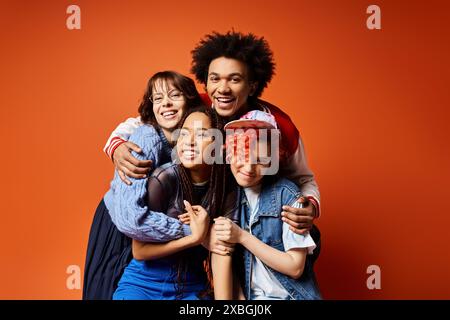 Giovani amici multiculturali, tra cui un individuo non binario, vestiti con stile, in piedi insieme e in posa per un'immagine. Foto Stock