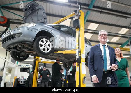 Il leader del Partito laburista Sir Keir Starmer e Melanie Onn, candidato parlamentare per Great Grimsbydurante una visita al Grimsby Institute, un istituto di formazione tecnica a Grimsby, per definire i piani laburisti per ridurre i costi per i conducenti e trascurare le strade locali, mentre si trova sulla pista della campagna elettorale generale. Data foto: Mercoledì 12 giugno 2024. Foto Stock