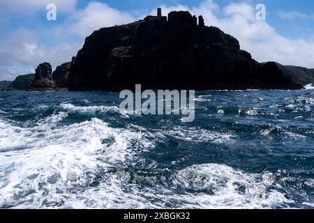 Vista di Cap Frehel e del suo faro da una crociera turistica in barca compagnie Corsaire sulla Costa Smeralda a Plevenon nel dipartimento i di Cotes-D Armor Foto Stock