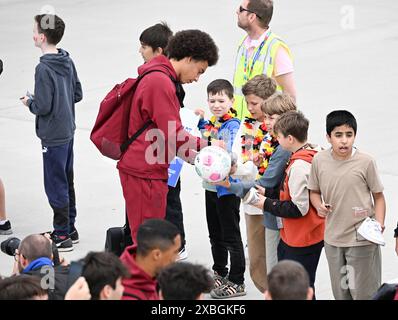 Stoccarda, Germania. 12 giugno 2024. Calcio: Campionato europeo, gruppo D, Belgio, arrivo in aeroporto: Il calciatore belga Axel Witsel firma autografi mentre lascia l'aereo. Crediti: Bernd Weißbrod/dpa/Alamy Live News Foto Stock