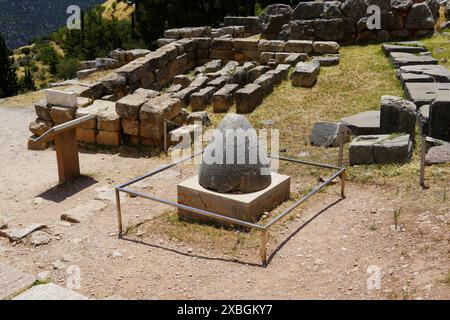 L'ombelico della Terra, che avrebbe dovuto segnare il centro del mondo, nell'antico oracolo di Delfi, in Grecia Foto Stock