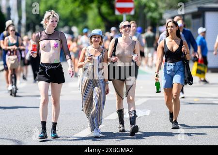 La parata del Rainbow Pride, come parte del festival del Vienna Pride a Vienna, in Austria, l'8 giugno 2024. Partecipanti - 20240608 PD4560 Foto Stock