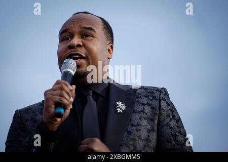 Il comico Roy Wood Jr. Parla durante un concerto di giugno al South Lawn della Casa Bianca a Washington, DC, USA, lunedì 10 giugno, 2024. nel 2021, Biden ha firmato una legge che stabilisce Juneteenth come la più recente festa federale della nazione. Fotografo: Ting Shen/BloombergCredit: Ting Shen/Pool via CNP /MediaPunch Foto Stock