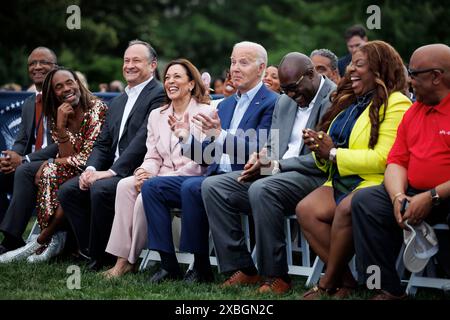 Attore Billy Porter, dalla seconda sinistra, secondo gentiluomo Doug Emhoff, vice presidente degli Stati Uniti Kamala Harris, presidente degli Stati Uniti Joe Biden, Philonise Floyd, fratello di George Floyd, e sua moglie Keeta Floyd durante un concerto di giugno al South Lawn della Casa Bianca a Washington, DC, USA, lunedì 10 giugno, 2024. nel 2021, Biden ha firmato una legge che stabilisce Juneteenth come la più recente festa federale della nazione. Credito: Ting Shen/Pool tramite CNP /MediaPunch Foto Stock