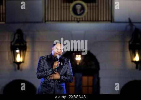 Il comico Roy Wood Jr. Parla durante un concerto di giugno al South Lawn della Casa Bianca a Washington, DC, USA, lunedì 10 giugno, 2024. nel 2021, Biden ha firmato una legge che stabilisce Juneteenth come la più recente festa federale della nazione. Credito: Ting Shen/Pool tramite CNP /MediaPunch Foto Stock