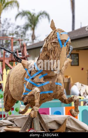 STATI UNITI. 11 maggio 2024. La celebrazione del solstizio d'estate invita la residenza di Santa Barbara a partecipare a workshop per imparare a realizzare maschere, costumi e costruire carri allegorici per il 2024 Summer Solstice Festival and Parade presso il Community Arts Workshop di Santa Barbara, CALIFORNIA, l'11 giugno 2024. Il tema di quest'anno: Voli di fantasia! (Foto di Rod Rolle/Sipa USA) credito: SIPA USA/Alamy Live News Foto Stock