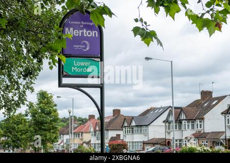 LONDRA - 10 GIUGNO 2024: Segnale di confine per il quartiere di Merton con case residenziali a Lower Morden, a sud-ovest di Londra Foto Stock