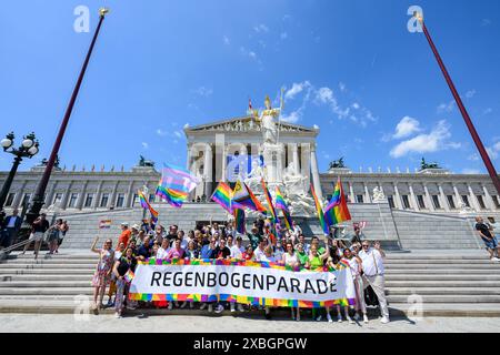 La parata del Rainbow Pride, come parte del festival del Vienna Pride a Vienna, in Austria, l'8 giugno 2024. - 20240608 PD1715 Foto Stock