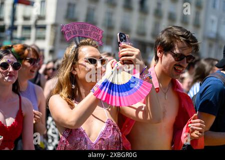 La parata del Rainbow Pride, come parte del festival del Vienna Pride a Vienna, in Austria, l'8 giugno 2024. Partecipanti - 20240608 PD4506 Foto Stock