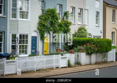 LONDRA - 11 GIUGNO 2024: Grandi case di famiglia nel villaggio di Wimbledon, ricca zona residenziale della SW19 sud-ovest di Londra Foto Stock