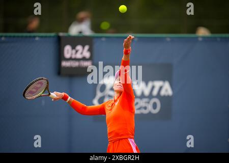 'S-HERTOGENBOSCH, PAESI BASSI - 12 GIUGNO: La Russia Veronika Kudermetova partecipa al primo turno femminile contro la Cina Zhuoxuan Bai il giorno 3 del Libema Open Grass Court Championships all'Autotron il 12 giugno 2024 a 'S-Hertogenbosch, Paesi Bassi (foto di Rene Nijhuis/Agenzia BSR) credito: Agenzia BSR/Alamy Live News Foto Stock