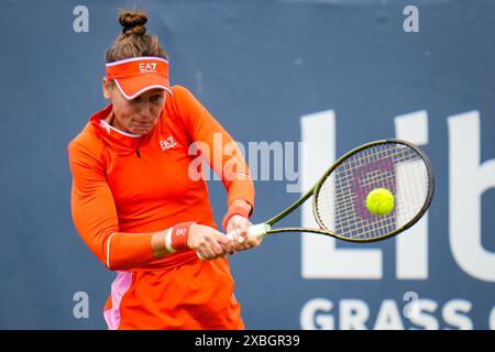 'S-HERTOGENBOSCH, PAESI BASSI - 12 GIUGNO: Veronika Kudermetova, Russia, gioca un rovescio nella partita di singolare femminile del primo turno contro lo Zhuoxuan Bai della Cina il giorno 3 del Libema Open Grass Court Championships all'Autotron del 12 giugno 2024 a 's-Hertogenbosch, Paesi Bassi (foto di Rene Nijhuis/Agenzia BSR) credito: Agenzia BSR/Alamy Live News Foto Stock