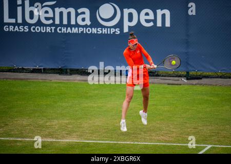 'S-HERTOGENBOSCH, PAESI BASSI - 12 GIUGNO: Veronika Kudermetova, Russia, gioca un rovescio nella partita di singolare femminile del primo turno contro lo Zhuoxuan Bai della Cina il giorno 3 del Libema Open Grass Court Championships all'Autotron del 12 giugno 2024 a 's-Hertogenbosch, Paesi Bassi (foto di Rene Nijhuis/Agenzia BSR) credito: Agenzia BSR/Alamy Live News Foto Stock