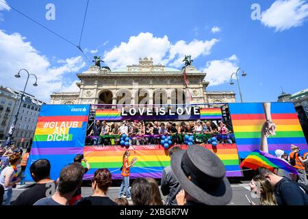 La parata del Rainbow Pride, come parte del festival del Vienna Pride a Vienna, in Austria, l'8 giugno 2024. - 20240608 PD4507 Foto Stock