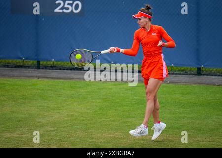 'S-HERTOGENBOSCH, PAESI BASSI - 12 GIUGNO: La Russia Veronika Kudermetova gioca in prima linea nella partita di singolare femminile del primo turno contro la Cina Zhuoxuan Bai il giorno 3 del Libema Open Grass Court Championships all'Autotron il 12 giugno 2024 a 'S-Hertogenbosch, Paesi Bassi (foto di Rene Nijhuis/Agenzia BSR) credito: Agenzia BSR/Alamy Live News Foto Stock