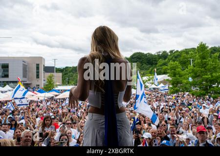 Montana Tucker si esibisce durante la marcia annuale UJA (United Jewish Appeal Federation of Greater Toronto) per Israele. Foto Stock