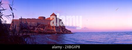 Fortezza di Belgorod-Dniester e estuario di Dniester al tramonto. Regione di Odessa, Ucraina Foto Stock