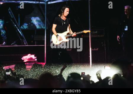 Milano, Italia. 11 giugno 2024. Milano, Vasco Rossi si esibisce in concerto durante il VASCO LIVE TOUR 2024 allo Stadio San Siro. Nella foto: Stef Burns Credit: Independent Photo Agency/Alamy Live News Foto Stock