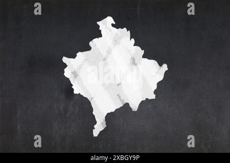 Lavagna con una mappa del Kosovo disegnata al centro. Foto Stock