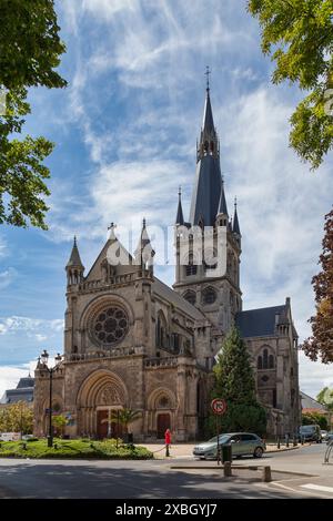 Épernay, Francia - 23 luglio 2020: La chiesa Notre-Dame di Épernay è una chiesa della fine del XIX secolo, situata nel centro della città. Foto Stock