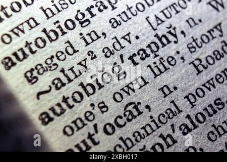 Autobiografia di parole sulla pagina del dizionario, primo piano macro Foto Stock