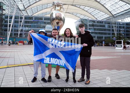 Tifosi scozzesi accanto al trofeo gigante fuori dall'aeroporto di Monaco. La Germania affronterà la Scozia nella prima gara di Euro 2024 di venerdì. Data foto: Mercoledì 12 giugno 2024. Foto Stock