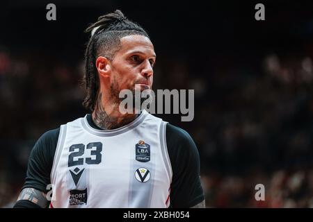 Milano, Italia. 11 giugno 2024. Daniel Hackett #23 di Virtus Segafredo Bologna guarda durante la finale di Lega Basket A 2024 di gara 3 tra EA7 Emporio Armani Milan e Virtus Segafredo Bologna all'Unipol Forum. Punteggi finali; EA7 Emporio Armani Milano 81 | 78 Virtus Bologna. (Foto di Fabrizio Carabelli/SOPA Images/Sipa USA) credito: SIPA USA/Alamy Live News Foto Stock