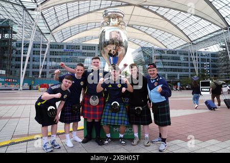 Tifosi scozzesi accanto al trofeo gigante fuori dall'aeroporto di Monaco. La Germania affronterà la Scozia nella prima gara di Euro 2024 di venerdì. Data foto: Mercoledì 12 giugno 2024. Foto Stock