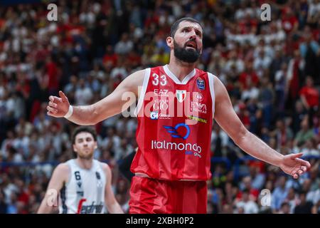 Milano, Italia. 11 giugno 2024. Nikola Mirotic #33 di EA7 Emporio Armani Milan reagisce in occasione della finale LBA Lega Basket A 2024 di gara 3 tra EA7 Emporio Armani Milan e Virtus Segafredo Bologna all'Unipol Forum. Punteggi finali; EA7 Emporio Armani Milano 81 | 78 Virtus Bologna. (Foto di Fabrizio Carabelli/SOPA Images/Sipa USA) credito: SIPA USA/Alamy Live News Foto Stock