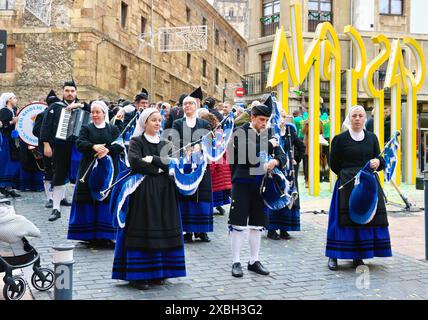 Gruppo di musica folk iberica nord-occidentale in abito tradizionale alla scoperta di una nuova scultura Oviedo Asturias Spagna Foto Stock