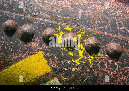 Vecchio tubo rivettato dell'acqua di una centrale idroelettrica con segni di vernice e graffiti su un sentiero escursionistico nelle Alpi austriache Foto Stock