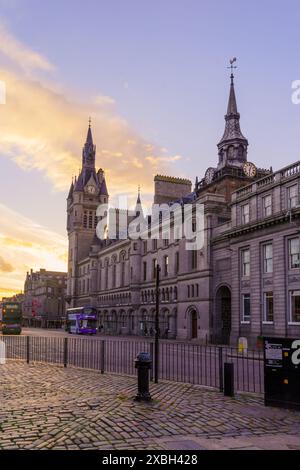 Aberdeen, Regno Unito - 06 ottobre 2022: Vista al tramonto di Castle Street nel centro di Aberdeen, con locali e visitatori. Scozia, Regno Unito Foto Stock