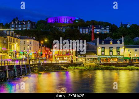 Oban, Regno Unito - 27 settembre 2022: Vista serale della città di Oban, Argyll e Bute, Scozia, Regno Unito Foto Stock
