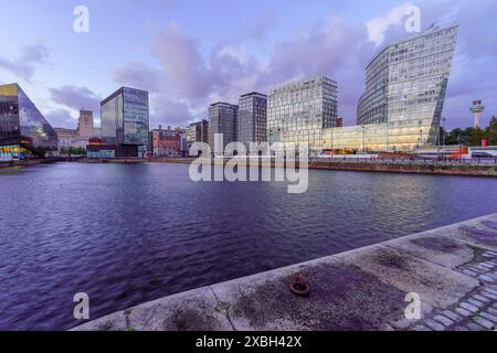 Liverpool, Regno Unito - 07 ottobre 2022: Tramonto scena del Royal Albert Dock, e Strands Street, con la gente del posto e visitatori, a Liverpool, Merseyside, Engla Foto Stock